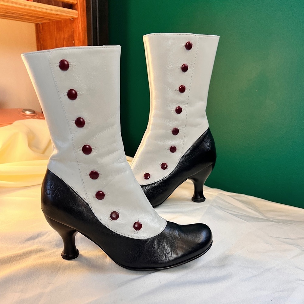 SOLD - Fluevog Bellevue Libby Smith sz 7